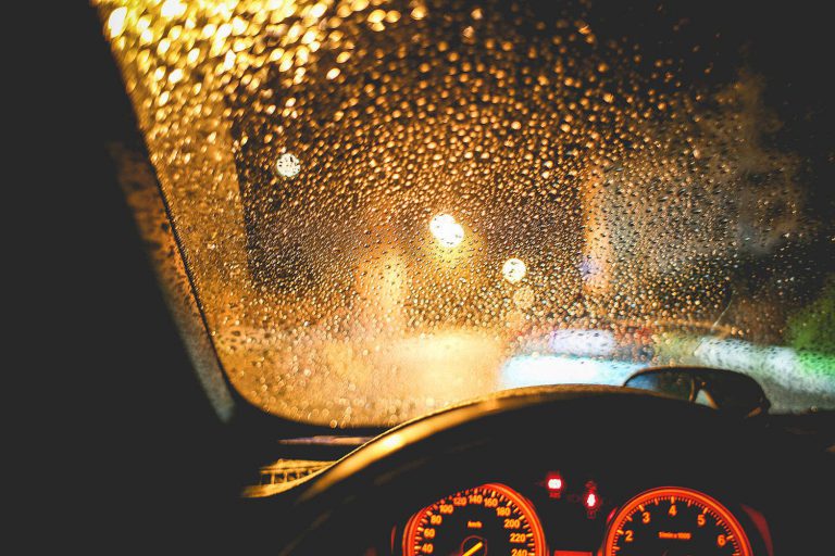 ۱۶ نکته حرفه‌ای برای رانندگی در باران